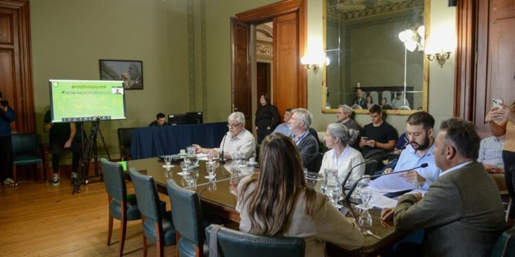 Polémica en el Senado por ley que busca proteger suelo y agua agropecuaria