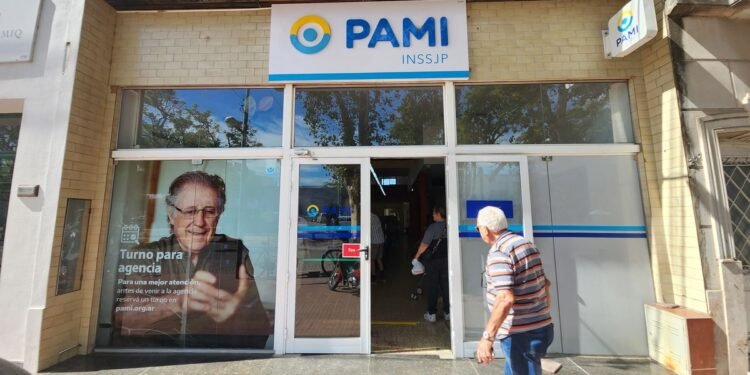 Trabajadores del PAMI intensifican protestas por salarios y condiciones laborales