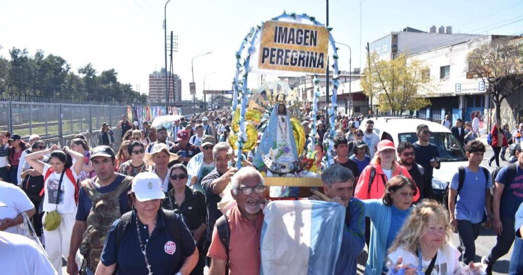 Miles de fieles inician la peregrinación a Luján desde Liniers