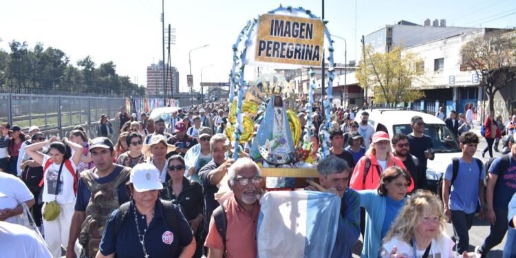 Miles de fieles inician la peregrinación a Luján desde Liniers