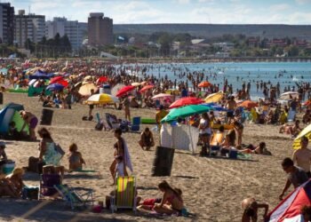 Crecen los turistas en el último fin de semana largo, pero disminuye el gasto