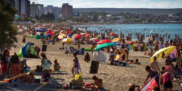 Crecen los turistas en el último fin de semana largo, pero disminuye el gasto