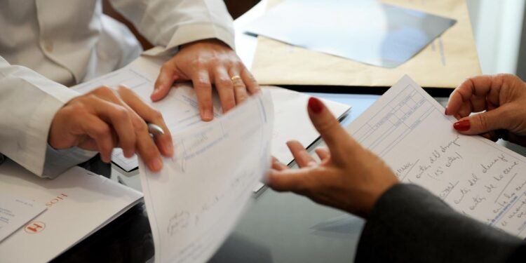 Crecen las altas en hospitales públicos ante crisis de prepagas en salud