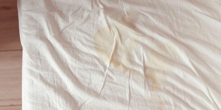 Cómo eliminar esas molestas manchas amarillas de la ropa blanca