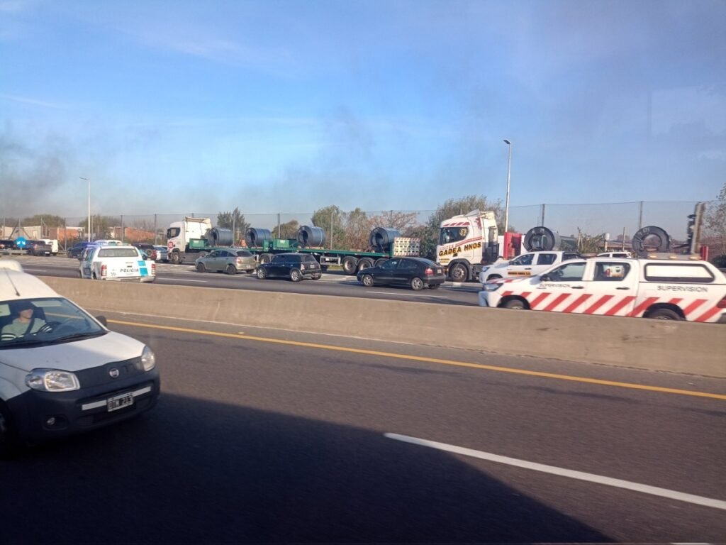 Corte total en la Autopista a La Plata por manifestaciones en apoyo a Cristina Kirchner