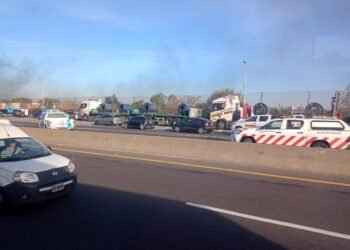 Corte total en la Autopista a La Plata por manifestaciones en apoyo a Cristina Kirchner