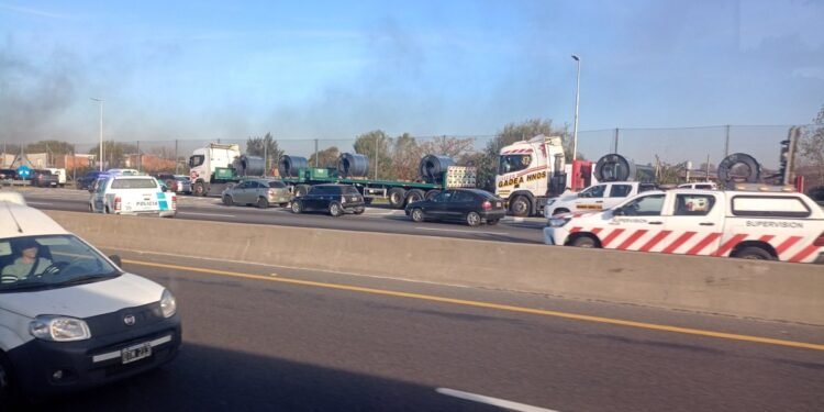 Corte total en la Autopista a La Plata por manifestaciones en apoyo a Cristina Kirchner