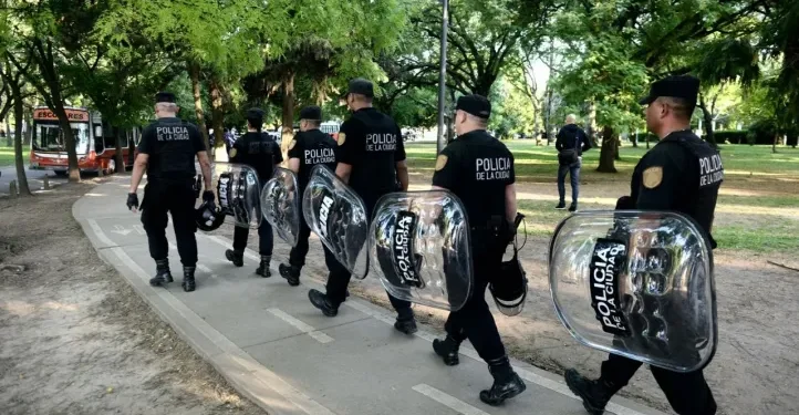 Operativo recupera el parque Mugica y desaloja a 150 manteros en el barrio