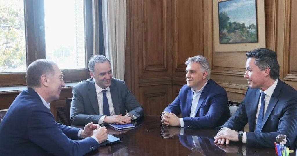 Milei impulsa a Adorni y Santilli en la coordinación del gabinete y el diálogo con gobernadores