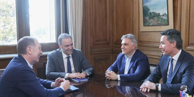 Milei impulsa a Adorni y Santilli en la coordinación del gabinete y el diálogo con gobernadores