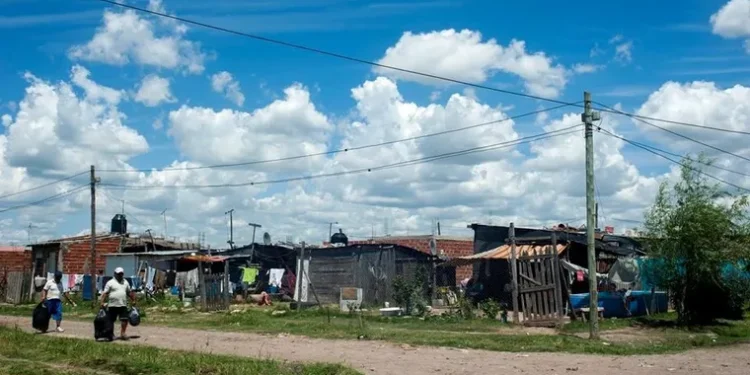 Casi la mitad de los hogares urbanos carece de acceso pleno a servicios básicos, según el INDEC