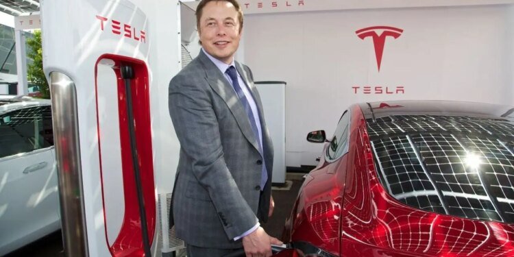 Tesla debate una compensación récord para Elon Musk en medio de crisis interna