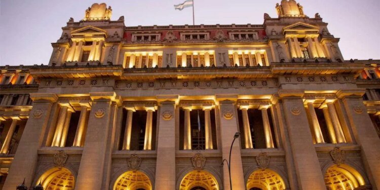 Corte Suprema ratifica condena a exfuncionaria de la AFIP por coimas en registros fiscales