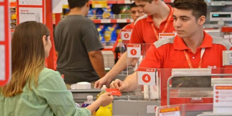 Empleados de comercio reciben aumento del 6% y bono mensual hasta diciembre