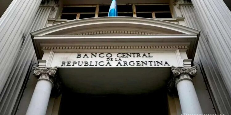 Banco Central limita cobros a contribuyentes en situación fiscal irregular con nueva normativa