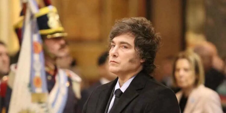 Milei, incómodo ante la defensa del feriado del 20 de noviembre y el rechazo liberal en su gobierno