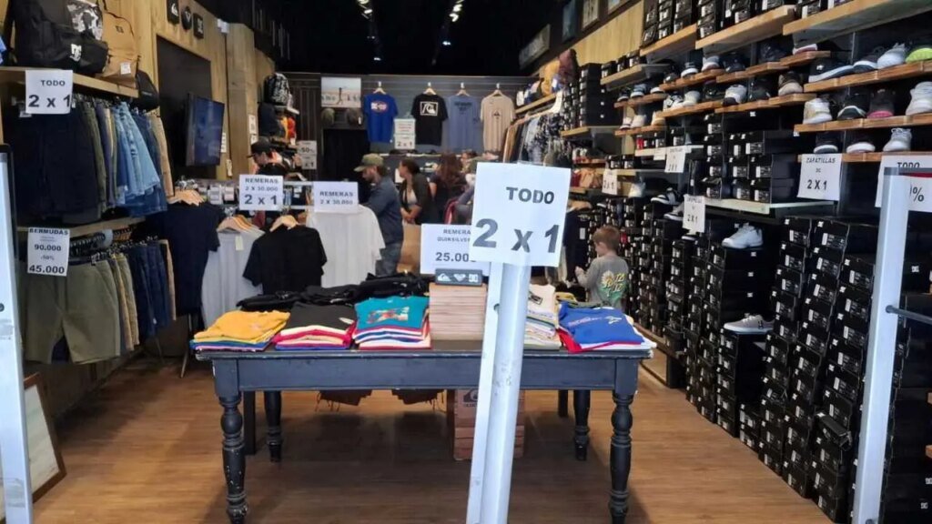 Liquidación en el centro: grandes descuentos en prendas de marcas reconocidas