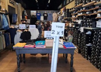 Liquidación en el centro: grandes descuentos en prendas de marcas reconocidas