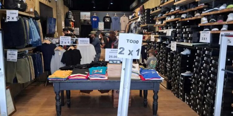 Liquidación en el centro: grandes descuentos en prendas de marcas reconocidas
