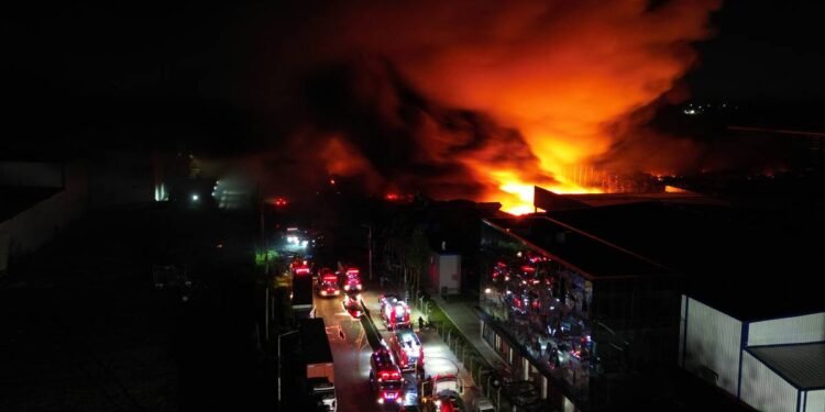 Explosión en Ezeiza deja más de 20 heridos y bomberos luchan contra el incendio