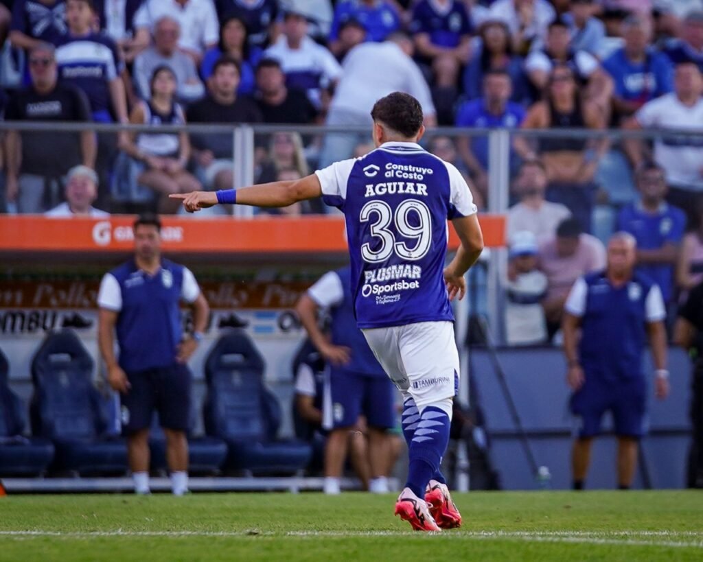 Gimnasia logró una victoria clave y dos juveniles debutaron juntos en Primera