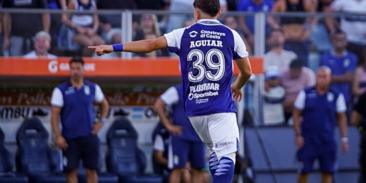 Gimnasia logró una victoria clave y dos juveniles debutaron juntos en Primera