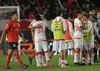 Estudiantes dejó pasar la chance y ahora espera por la suerte de otros equipos en el Clausura