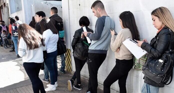 Caen empleadores y puestos de trabajo en Buenos Aires durante la gestión de Milei