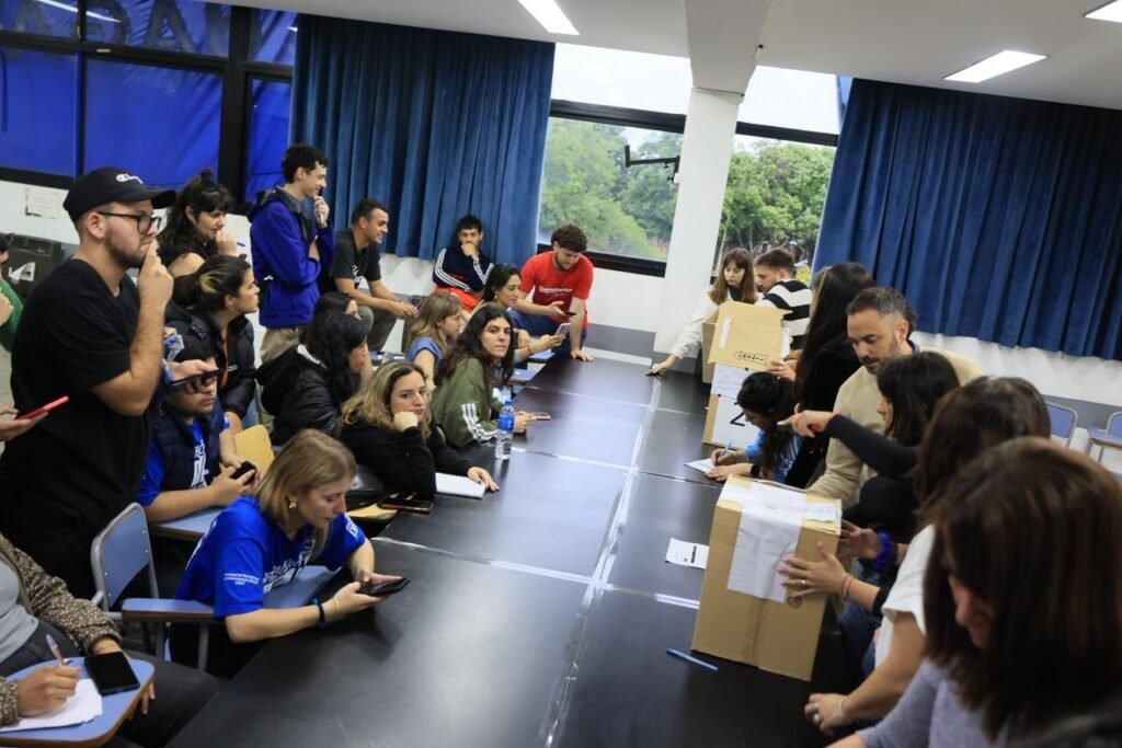 Liderazgo en el peronismo: Kicillof y La Cámpora compiten por espacios en la UNLP