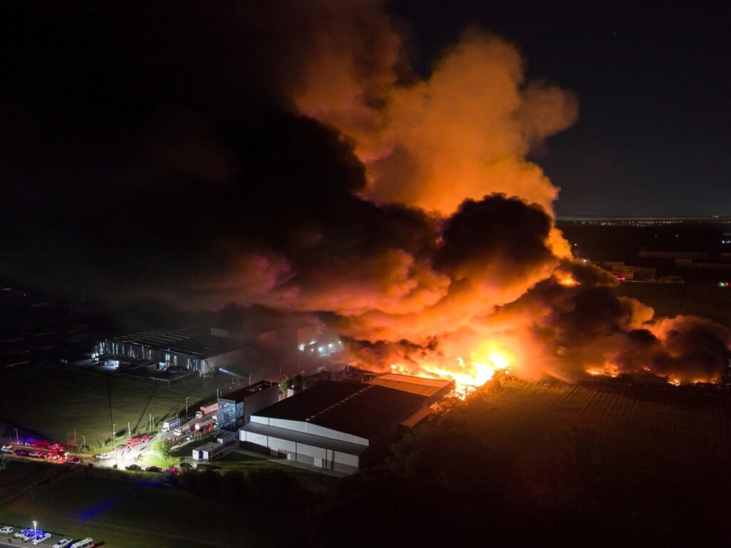 Explosión y fuego en Ezeiza: pánico, evacuaciones y urgencias médicas por miles de heridos