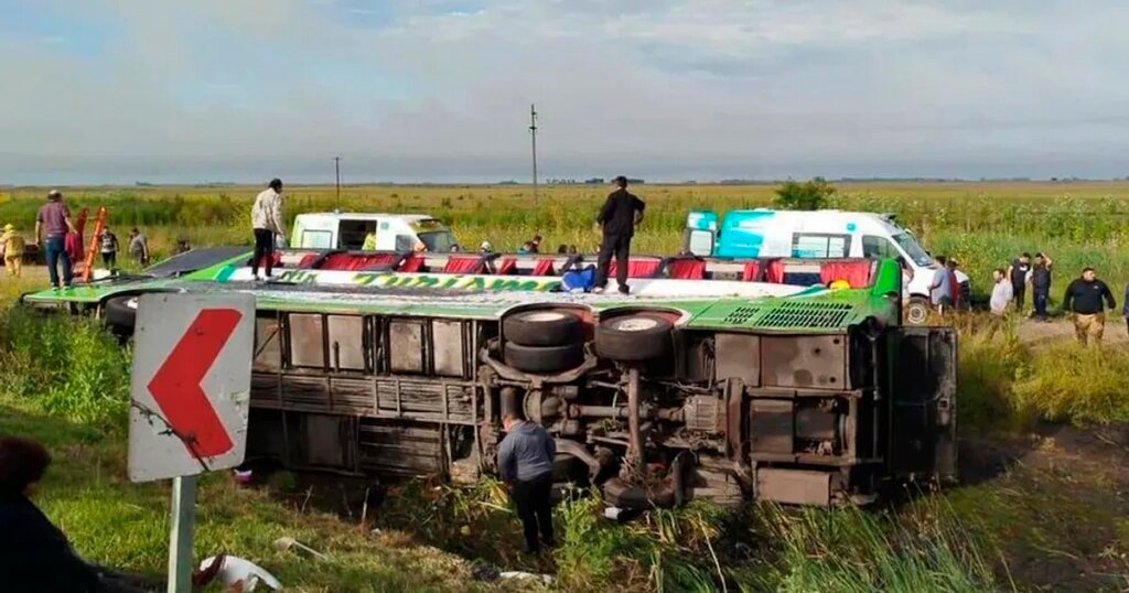 El padre Paco narró el trágico vuelco del micro en Ruta 2 y la angustia de los pasajeros