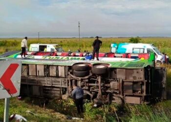 El padre Paco narró el trágico vuelco del micro en Ruta 2 y la angustia de los pasajeros