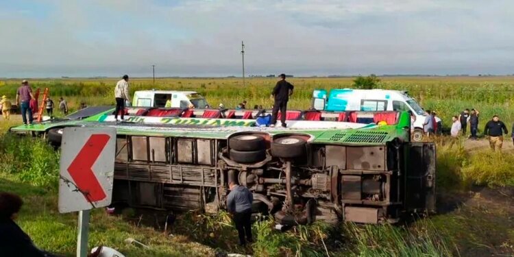 El padre Paco narró el trágico vuelco del micro en Ruta 2 y la angustia de los pasajeros