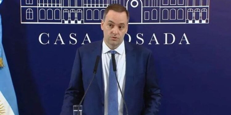 Adorni desmiente rumores sobre el monotributo y critica a Aguiar por el paro