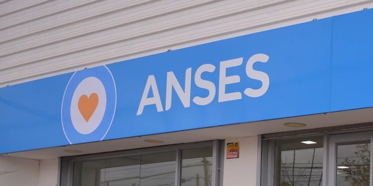Hoy, ANSES anuncia quiénes cobran pensiones, jubilaciones y AUH en noviembre de 2025