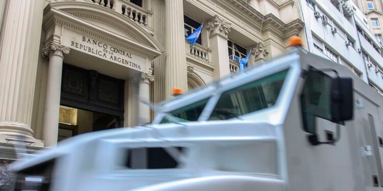 La emisión de dinero genera distorsiones en la economía, advierten expertos