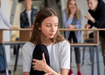 Bullying familiar: las marcas invisibles que afectan la autoestima en la vida adulta