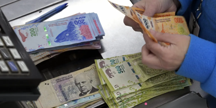 Creció al 40,8% el uso de ahorros en hogares para gastos cotidianos en el primer semestre de 2025