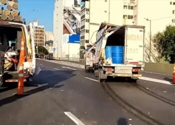 Accidente en la Autopista 25 de Mayo: dos camiones y un auto colisionaron esta mañana
