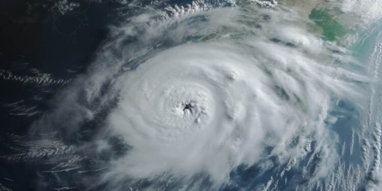 Doble ciclón genera alerta en gran parte del país por fuertes tormentas