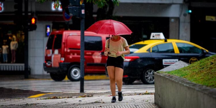 Buenos Aires enfrenta tormentas y baja de temperatura este jueves en un día inestable