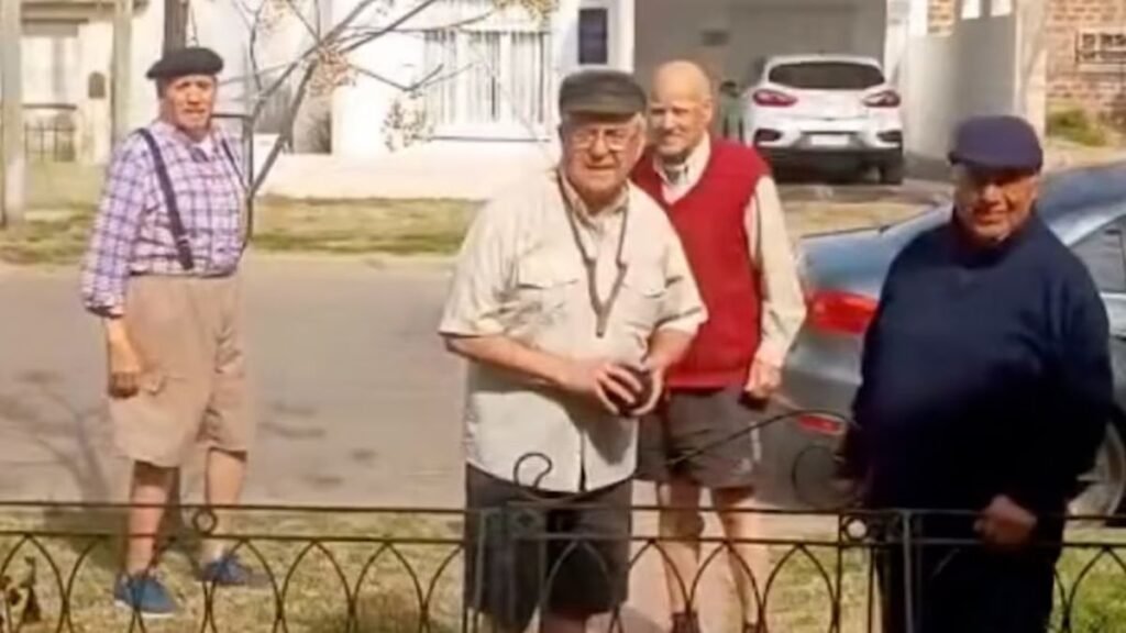 Adultos mayores de General Villegas emocionan en video viral de recuerdos infantiles