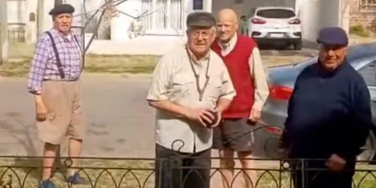 Adultos mayores de General Villegas emocionan en video viral de recuerdos infantiles