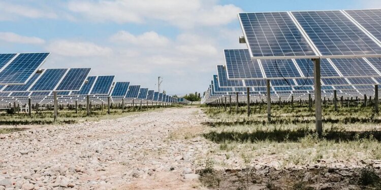 El gobierno bonaerense construye cinco parques solares para impulsar la energía renovable