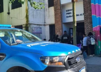 Violencia extrema en escuela de La Plata: directora hospitalizada tras ataque de padres y alumnos