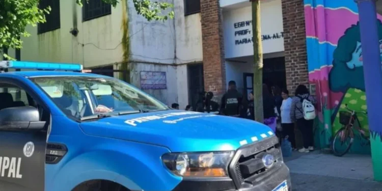 Violencia extrema en escuela de La Plata: directora hospitalizada tras ataque de padres y alumnos