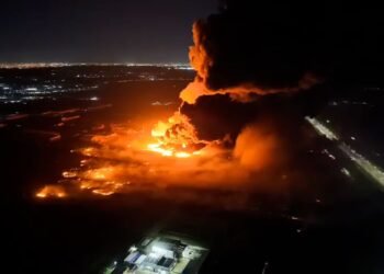 Incendio en Ezeiza: un violento siniestro afecta el Polígono Industrial y hay ocho heridos