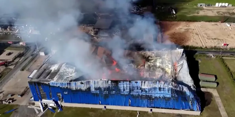 Explosión en Ezeiza: investigan derrame de sustancias peligrosas como causa del incendio