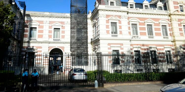 Gobierno de Buenos Aires convoca a gremios para nueva paritaria salarial este martes