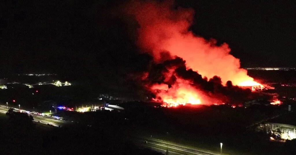 Investigan incendio que arrasó naves en el Parque Industrial de Ezeiza y dejó heridos
